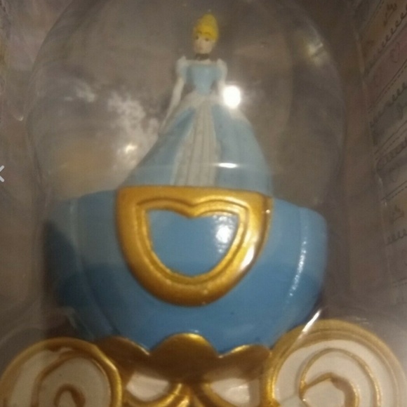Cinderella Snow Globe ( last one) - Picture 2 of 7